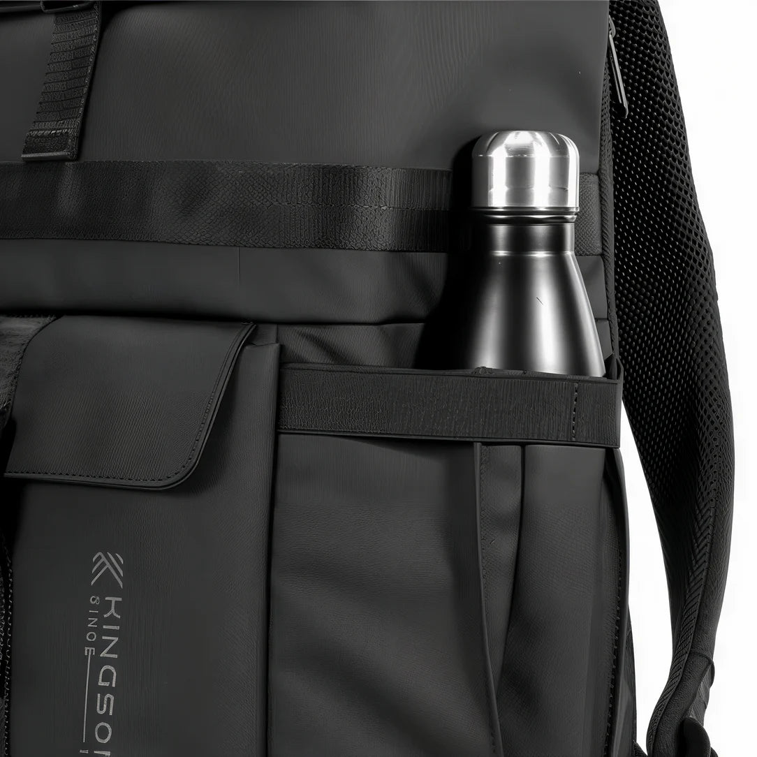 Sac à dos urbain roll top KingsRoll I avec bouteille d’eau dans la poche latérale