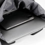 Tablette noire avec bordure argentée posée sur un ordinateur portable argenté KingsRoll I