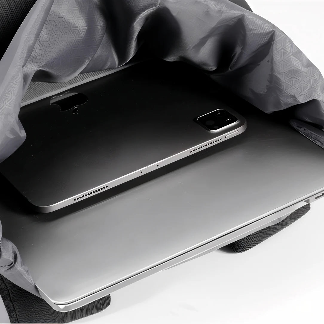 Tablette noire avec bordure argentée posée sur un ordinateur portable argenté KingsRoll I