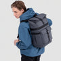 Sac à dos urbain roll top gris foncé avec poches multiples et bretelles noires