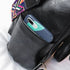 Sac à dos vintage femme en similicuir avec sac en cuir noir, bandoulière colorée et téléphone dans la poche latérale
