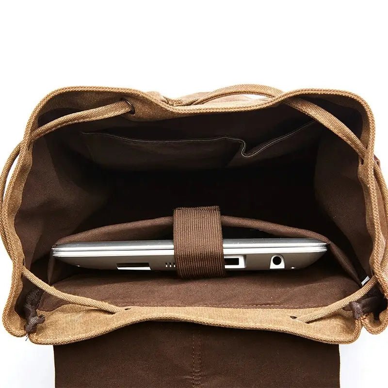 Sac à dos vintage homme en toile ouvert avec ordinateur portable à l’intérieur