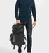 Sac à dos waterproof de randonnée noir avec plusieurs sangles et bande réfléchissante verticale