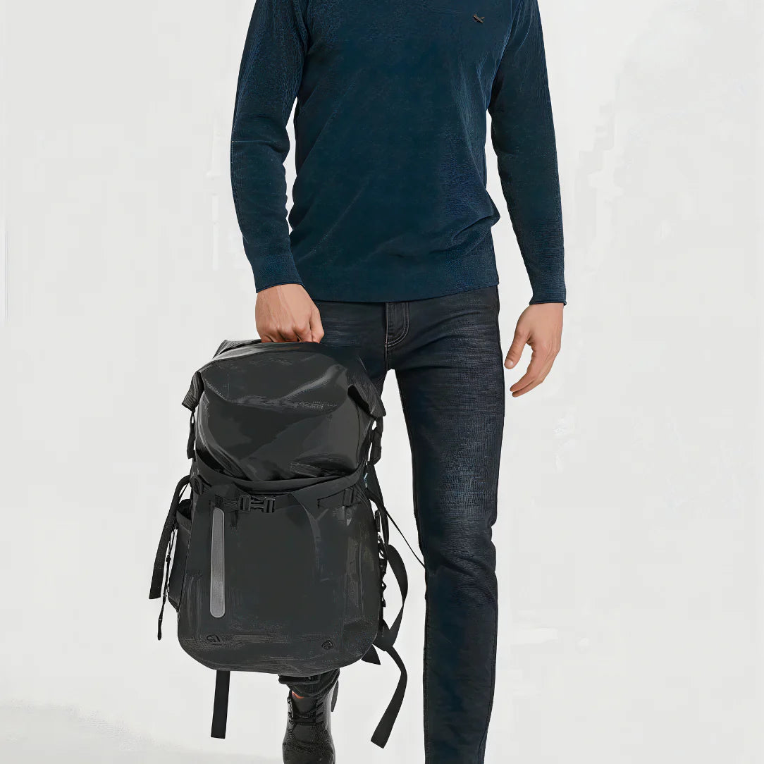 Sac à dos waterproof noir de randonnée avec bandes réfléchissantes et sangles réglables