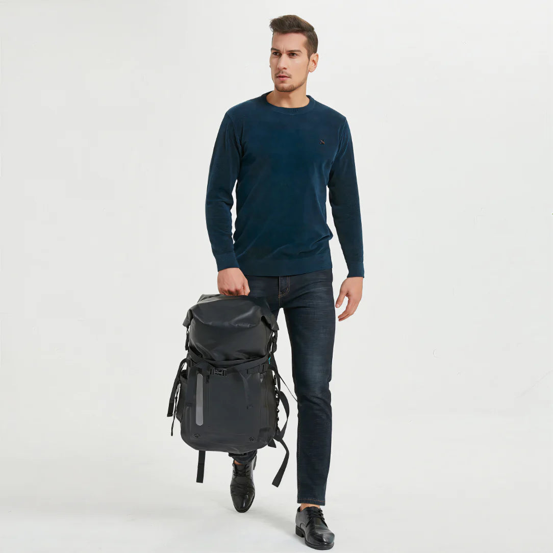 Sac à dos waterproof de randonnée noir avec fermeture roll-top et panneau réfléchissant latéral