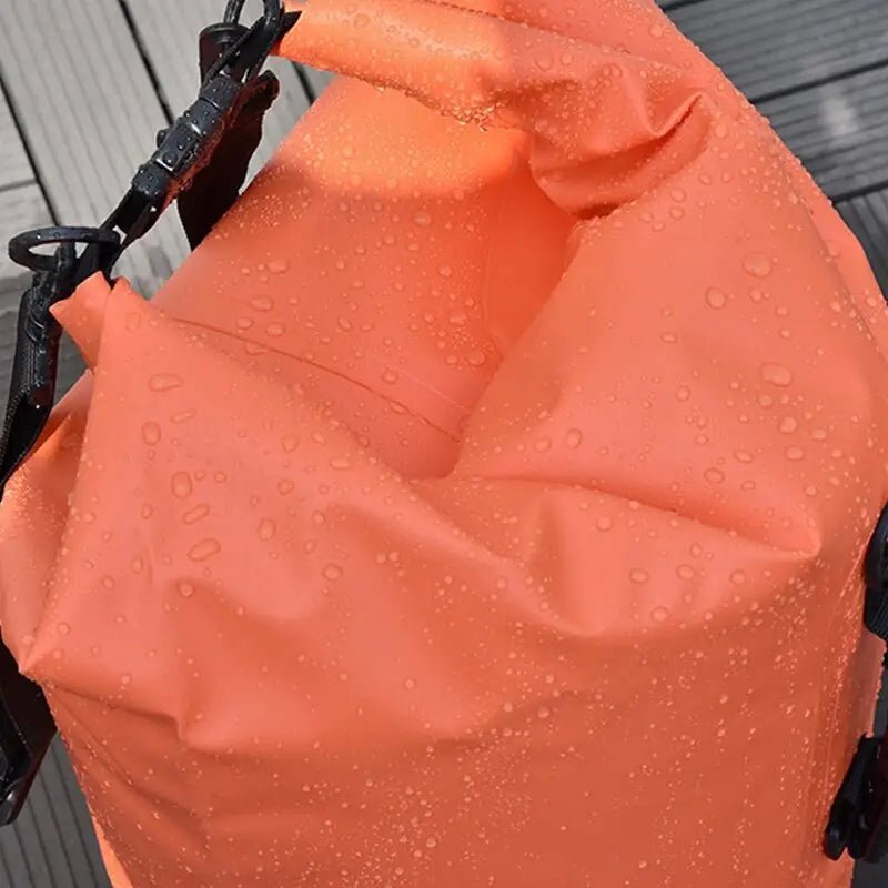 Sac à dos waterproof orange résistant à l’eau avec boucles pour randonnée et voyage