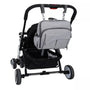 Sac à langer pour bébé gris attaché au guidon d’une poussette noire