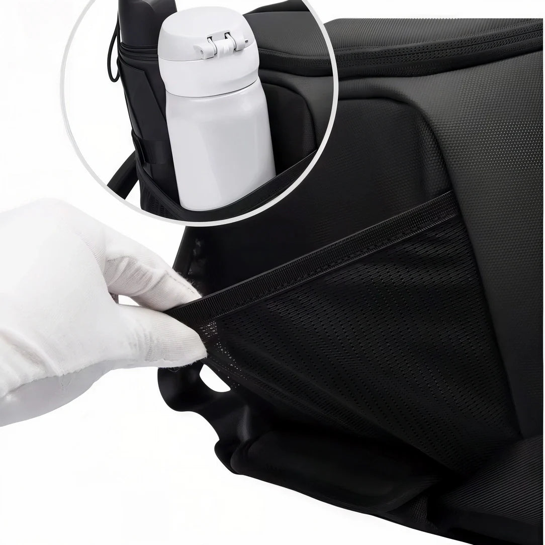 Sac de sport isolé en maille noire avec porte-bouteille blanche