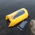 Sac étanche flottant jaune avec fenêtre transparente et petite pochette téléphone noire à la surface de l’eau