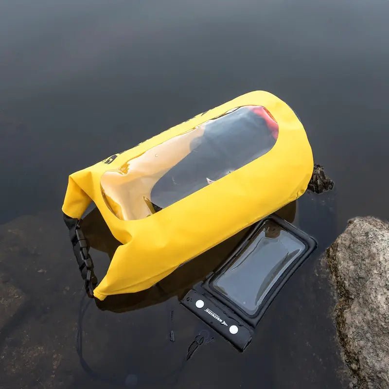 Sac étanche flottant jaune avec fenêtre transparente et petite pochette téléphone noire à la surface de l’eau